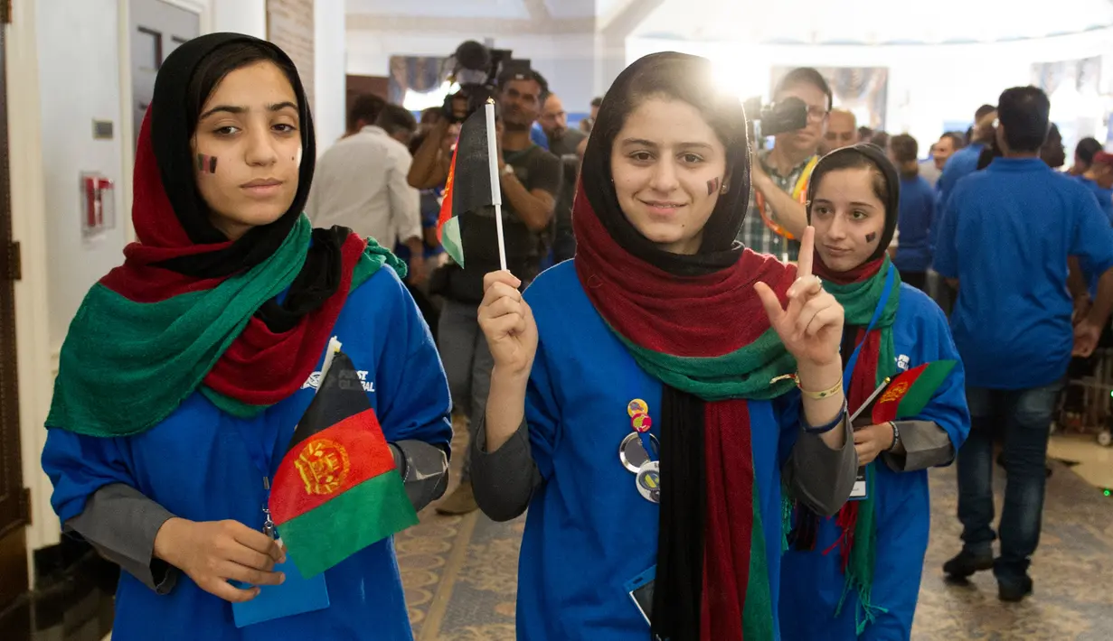 Salah satu anggota tim robotik Afghanistan, Kwasar Rashan (tengah) berpose saat akan mengikuti upacara pembukaan lomba robotik di Washington, AS, Minggu (16/7). Donald Trump langsung turun tangan terkait perizinan visa tim Afghanistan. (AP/Cliff Owen)
