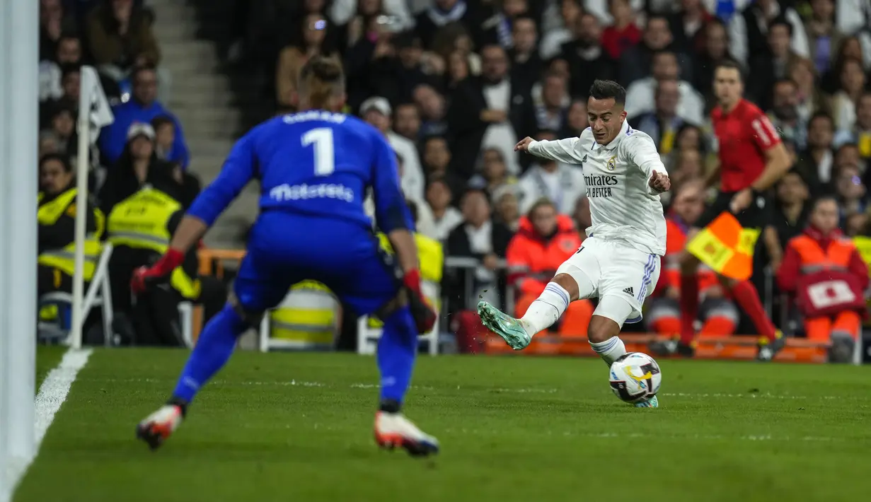 Penyerang Real Madrid, Lucas Vazquez menembak bola di dekat kiper Cadiz Jeremias Ledesma selama pertandingan lanjutan La Liga Spanyol di stadion Santiago Bernabeu di Madrid, Jumat (11/11/2022). Madrid kini mengoleksi 35 poin dari 14 pertandingan, berjarark dua angka dari rival abadinya Barcelona. (AP Photo/Manu Fernandez)