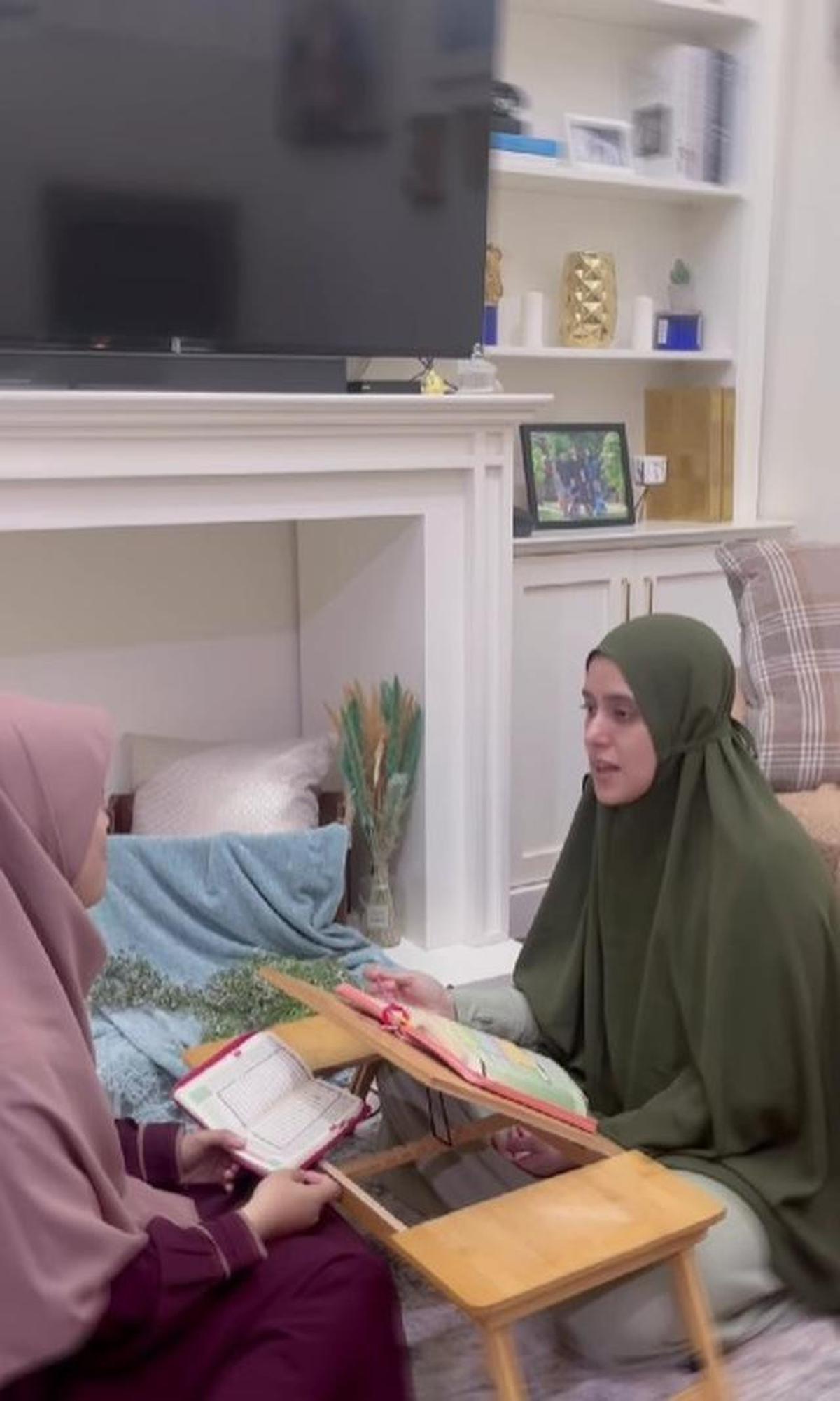 10 Potret Ruang Keluarga Rumah Fairuz A Rafiq dan Sonny Septian, Bergaya Classic Contemporary