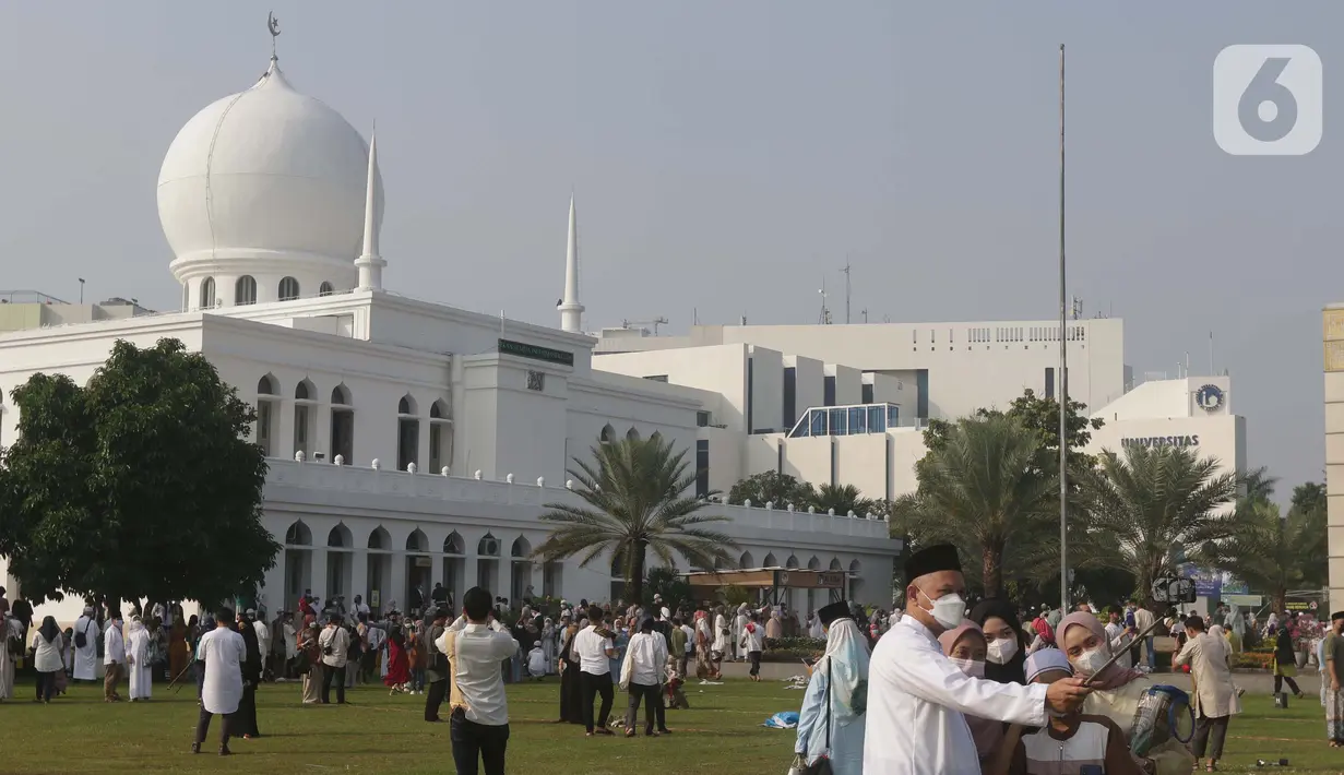 Umat muslim berswafoto usai melaksanakan shalat Idul Fitri 1442 H di Lapangan Masjid Agung Al Azhar, Jakarta, Kamis (13/5/2021). Ribuan umat muslim melaksanakan shalat Idul Fitri 1442 H di Lapangan Masjid Agung Al Azhar dengan menerapkan protokol kesehatan ketat. (Liputan6..com/Helmi Fithriansyah)