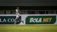 Pemain Persita Tangerang, Irsyad Maulana, melakukan selebrasi usai membobol gawang Persipura pada lanjutan BRI Liga 1 2021/2022, Sabtu (28/8/2021) malam WIB. (Bola.com/Bagaskara Lazuardi)