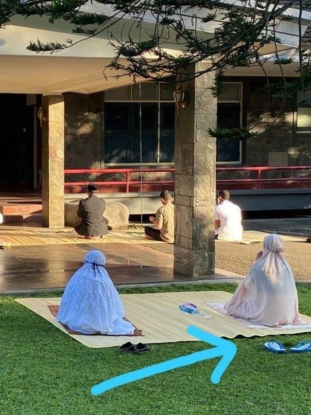 Iriana Jokowi Pakai Sandal Jepit Saat Salat Idul Adha, Warganet Salah Fokus