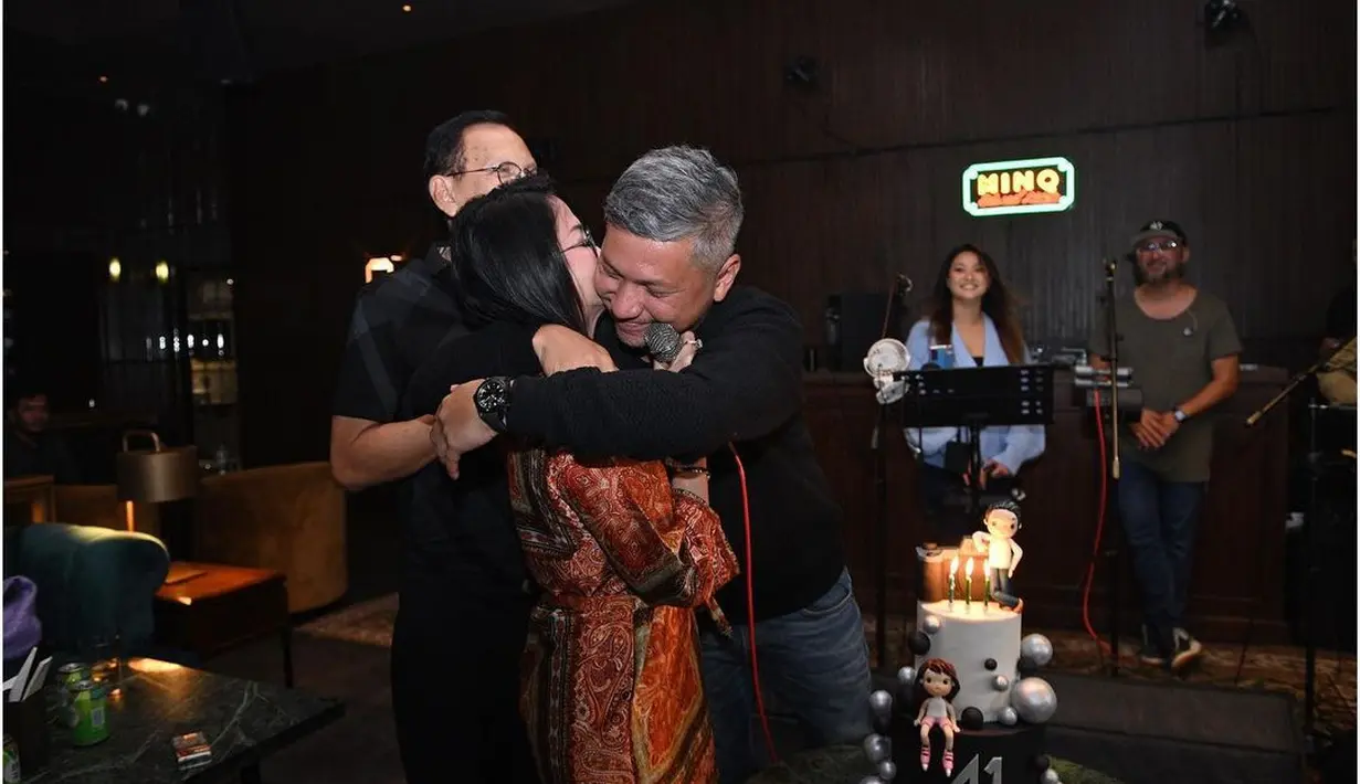 Kebahagiaan Gading Marten makin lengkap karena hadirnya orang tua, saudara dan sahabat. Pihak keluarga tampak mengenakan pakaian hitam. [Instagram/gadiiing]