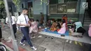 Sejumlah murid beraktivitas di Gedung SMP Negeri 26, Jalan Kebon Pala, Kampung Melayu, Jatinegara, Jakarta Timur, Selasa (6/2). Sebanyak 42 KK mengungsi di tempat tersebut. (Liputan6.com/Arya Manggala)