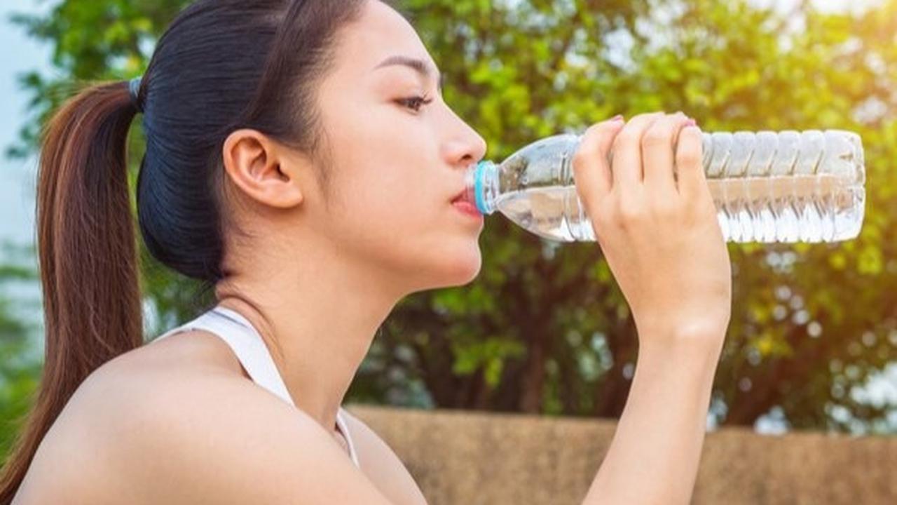 Ilustrasi Minum Air Putih