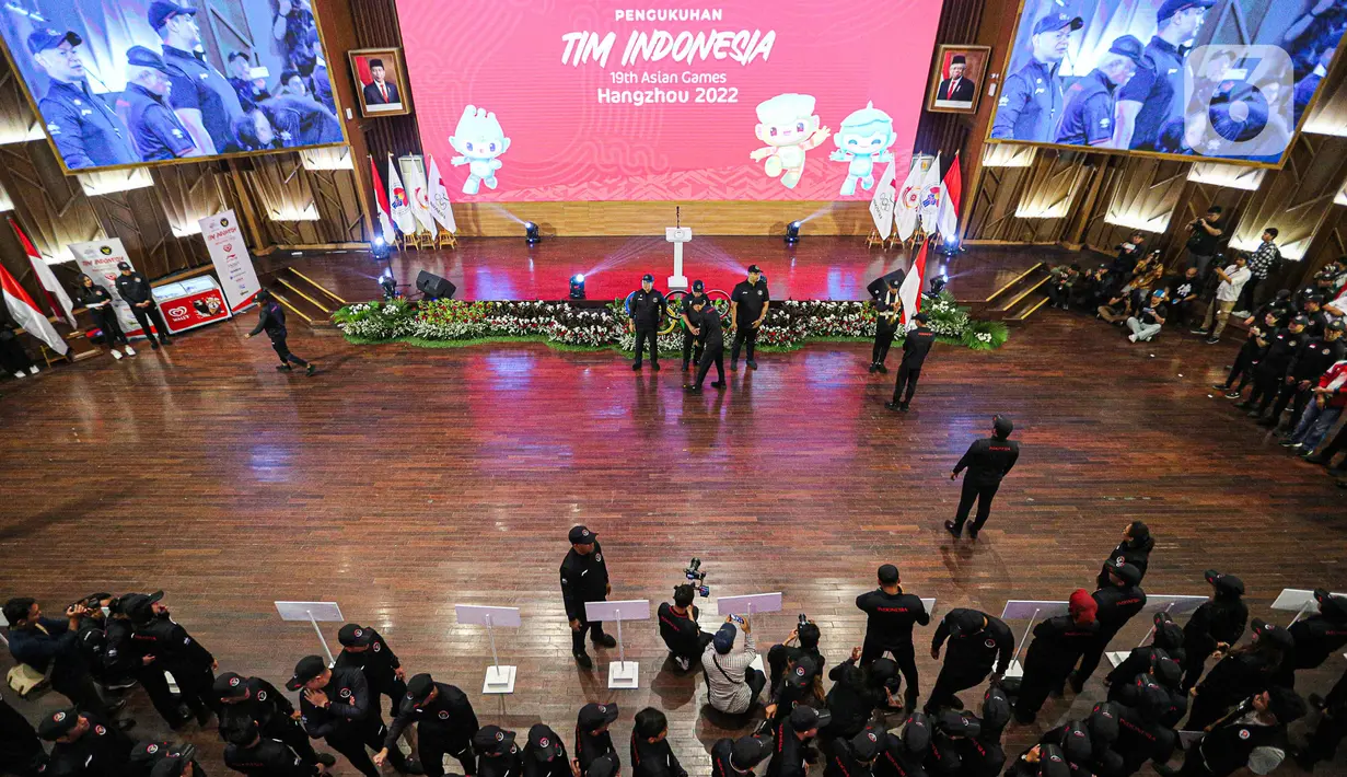 <p>Hadir dalam acara pengukuhan kontingen Indonesia selain atlet dari sejumlah cabor, juga Ketua Umum KOI Raja Sapta Oktohari, Chef de Mission (CdM) Asian Games 2022 Basuki Hadimuljono, serta perwakilan KONI Pusat. (Liputan6.com/Faizal Fanani)</p>