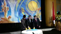 Potong kue. (dari kiri ke kanan) Wakil Gubernur DKI Jakarta Sandiaga Uno, Dubes Kazakhstan untuk RI Orazbay Azkhat, dan Menteri ESDM RI Ignasius Jonan saat perayaan Kazakhstan National Day 2017 di Jakarta (27/11/2017) (Rizki Akbar Hasan/Liputan6.com)