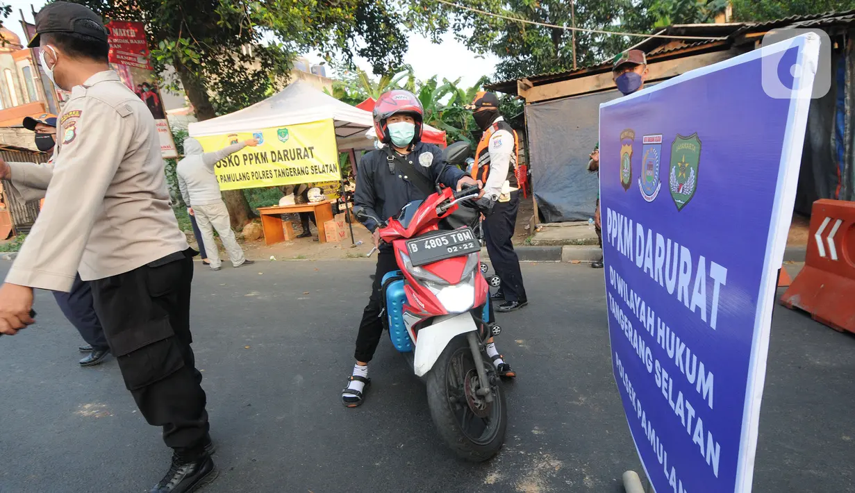 Petugas Gabungan memutar balik kendaraan menuju Jakarta di Pos PPKM Tangerang Selatan di Jalan RE.Martadinata, Tangerang Selatan, Banten, Senin (5/7/2021). Ribuan kendaraan bermotor diputar balik pada ruas jalan raya yang menghubungkan Parung Bogor-Lebak Bulus Jakarta. (merdeka.com/ Arie Basuki)