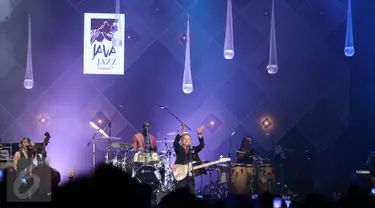 Musisi asal Inggris Sting tampil pada pagelaran Java Jazz Festival 2016 di BNI Hall, JIEXPO Kemayoran, Jakarta, Minggu (6/3). Penampilan musisi bernama lengkap Gordon Matthew Thomas Sumner itu menutup JJF dengan manis. (Liputan6.com/Herman Zakharia)