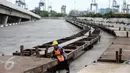 Jalur peti kemas ini dibangun atas kerja sama PT. Kereta Api Indonesia dengan PT. Mitra Adira Utama, PT. KA Logistik, dan PT. Multi Terminal Indonesia, Jakarta, Jumat (13/1). (Liputan6.com/Faizal Fanani)