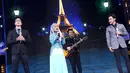 HUT SCTV juga menciptakan kolaborasi yang harmoni di atas panggung, suara merdu Fatin, Yovie dan Overtune bercampur menjadi satu lantunan yang indah. (Galih W. Satria/Bintang.com)