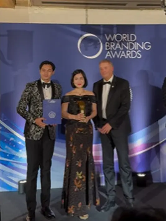 Ditemani sang suami, Felicya Angelista menerima World Branding Awards untuk merek skincare miliknya [@felicyangelista_]