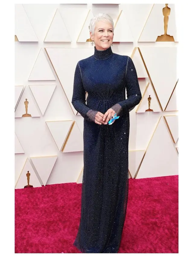 Parade Busana Artis yang Tunjukkan Solidaritas untuk Ukraina di Oscars 2022, Mulai dari Mila Kunis hingga Jason Momoa