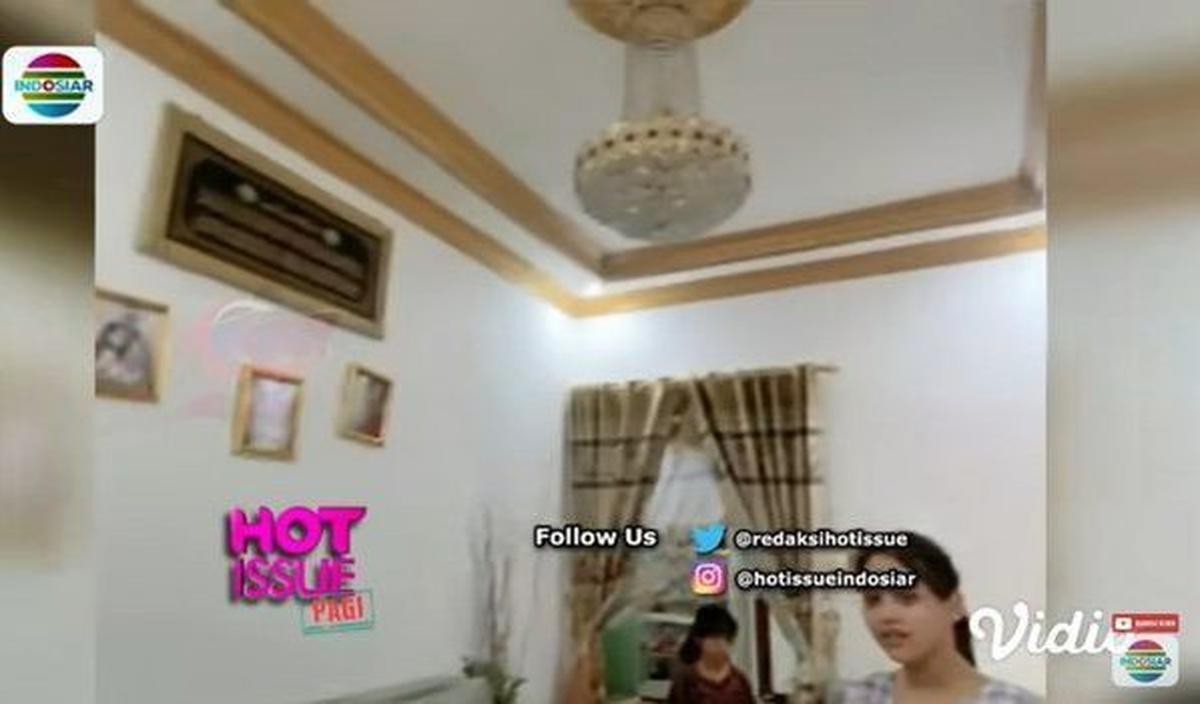 Rumah Putri terlihat dihiasi dengan ornamen emas