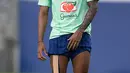 Pemain depan Brasil Rodrygo mengambil bagian dalam sesi latihan menjelang Kualifikasi Piala Dunia 2026, di stadion Mangueirao di Belem, Rabu (6/9/2023). (Photo by CARL DE SOUZA / AFP)