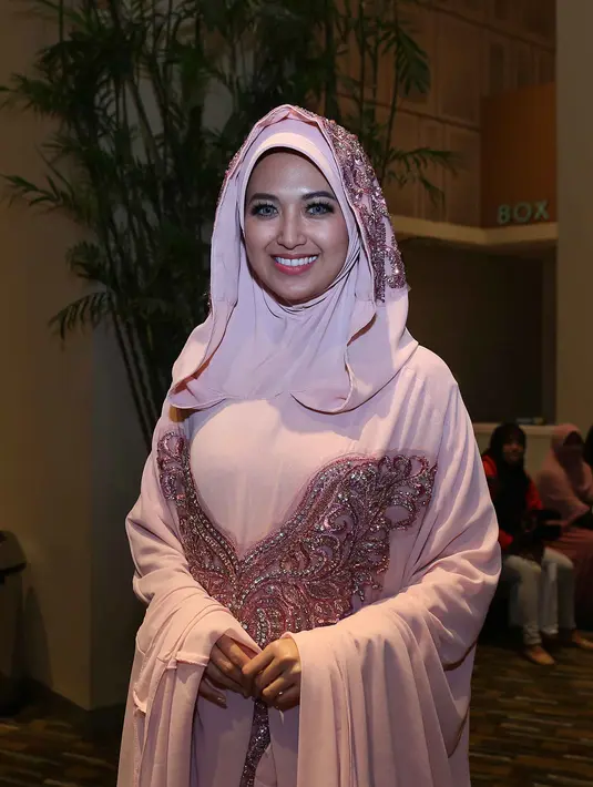 Ditemui Bintang.com di kawasan Epicentrum, Jakarta Selatan, Jumat malam (3/12/2015), Sylvia berdoa agar mendapat hidayah untuk menutup aurat untuk seterusnya tak hanya karena tuntutan peran. (Nurwahyunan/Bintang.com)