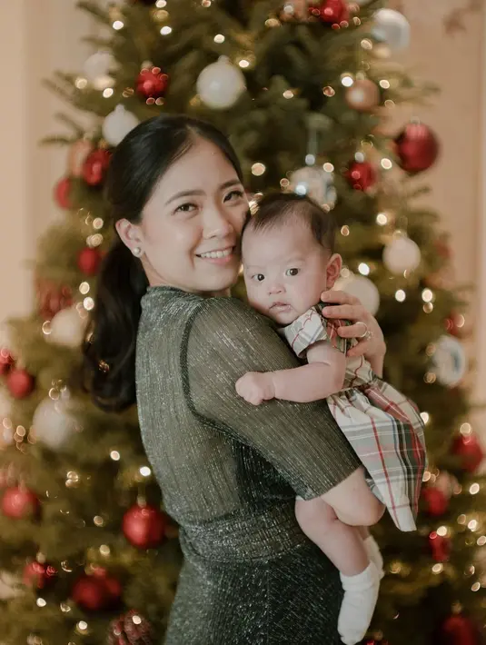 Potret gemas keduanya memeluk sang buah hati yang mengenakan dress manis bernuansa hijau. [Foto: Instagram/jessicatanoe]