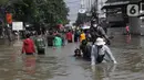 Sejumlah petugas gabungan sudah disiagakan di beberapa lokasi banjir untuk memastikan keselamatan dan keamanan warga. (Liputan6.com/Angga Yuniar)