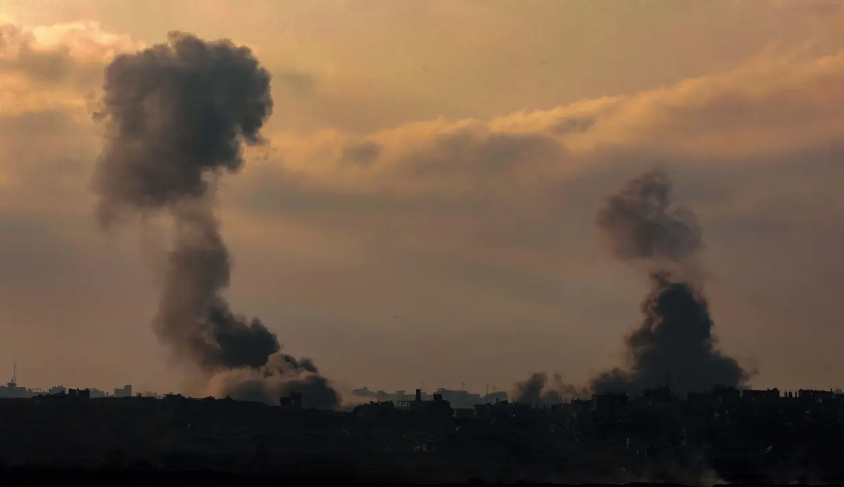 Sejak memanas pada 7 Oktober 2023 silam, hampir 55.000 warga Palestina tewas menjadi korban serangan Israel di wilayah Gaza. Otoritas kesehatan di Gaza mengatakan sebagian besar dari korban tewas adalah warga sipil. (Jack GUEZ/AFP)