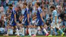  Pemain Chelsea, Cesc Fabregas, Cesar Azpilicueta (2kiri), Eden Hazard (2 kanan) berjalan tertunduk, setelah kalah dari salah satu rival liga Premier Inggris Manchester City, (AFP Photo/Oli Scarff)