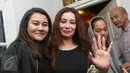 Reza Artamevia bersama anaknya usai menggelar jumpa pers di kawasan Kebayoran Baru, Jakarta, Jumat (2/9). Reza mengaku tak menyesal atas kejadian yang menimpanya. (Liputan6.com/Herman Zakharia)