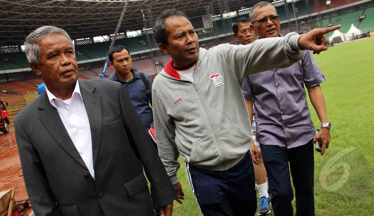 Ketua umum PSSI Djohar Arifin Husin (kiri) melakukan pengecekkan lapangan di Gelora Bung Karno, Jakarta (26/3/2015). Peninjauan dilakukan sebagai persiapan menjelang kualifikasi grup H Piala Asia 2016. (Liputan6.com/Helmi Afandi)