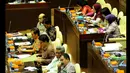 Sejumlah anggota DPR hadir saat sidang rapat kerja Komisi II DPR dengan Mendagri Tjahjo Kumolo, di Gedung DPR, Senayan, Jakarta, Jumat (16/1/2015). (Liputan6.com/Faisal R Syam)