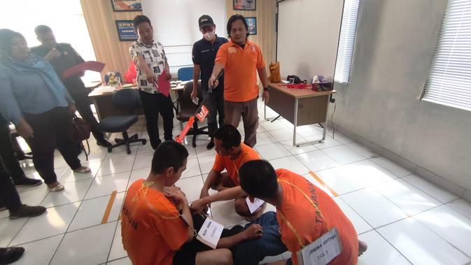 Selain Kawat Bendrat, Tiga Tersangka Pembunuhan di Depok Aniaya Korban Pakai Gelas hingga Gitar