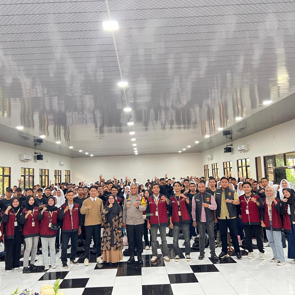 Polres Bengkalis menggelar kegiatan cooling system bersama mahasiswa Politeknik Negeri Bengkalis.