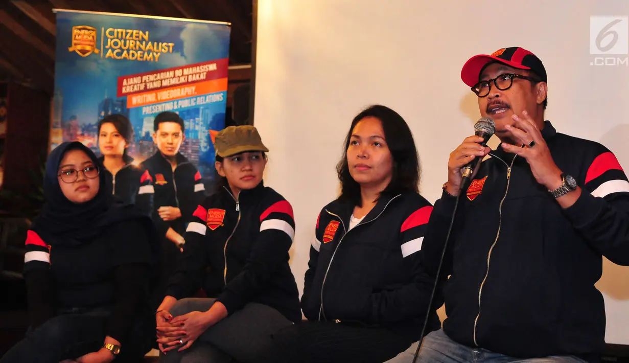 Mentor memberi materi saat malam keakraban di Jambore Citizen Journalist Academy Energi Muda Pertamina di Cikole, Bandung (15/11). Jelang awarding, para finalis Citizen Journalist Academy ini menjalani beberapa rangkaian acara. (Liputan6.com/Helmi Afandi)