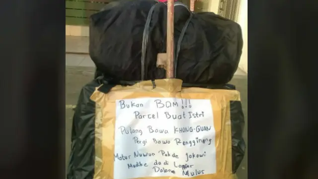 Di momen mudik kali ini, para pemudik menempelkan pesan bertuliskan curahan hatinya.