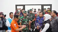 Bupati Lumajang Thoriqul Haq (Kanan) memberikan pejelesan kepada Gubernur Jawa Timur Khofifah Indar Parawansa (Kiri) bersama Forkopimda Jawa Timur di Posko daruat APG Gunung Semeru (Istimewa)