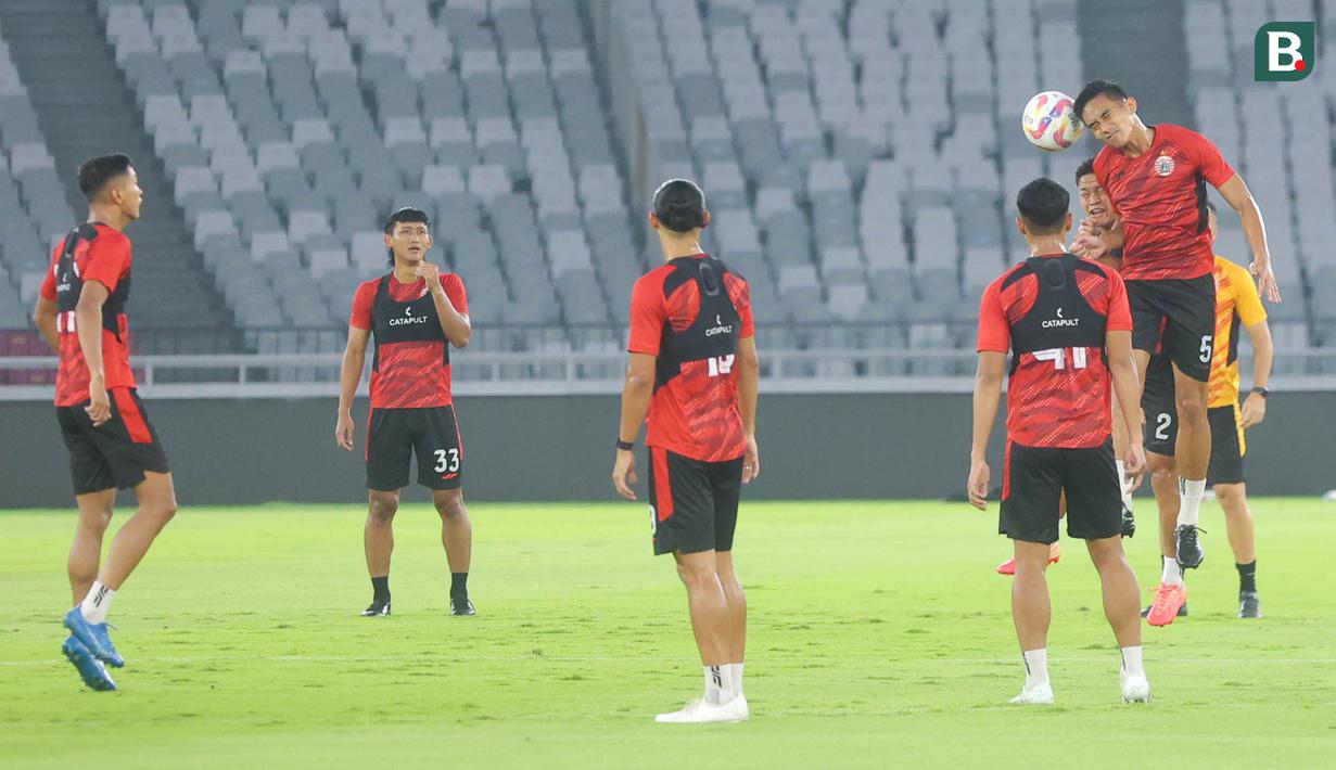 Pemain Persija Jakarta, Rizky Ridho, duel udara dengan Rio Fahmi, saat sesi latihan jelang menghadapi Persebaya Surabaya pada laga pekan ke-28 BRI Liga 1 2024-2025 di Stadion Utama Gelora Bung Karno, Jakarta, Jumat, (11/4/2025). (Bola.com/M Iqbal Ichsan)