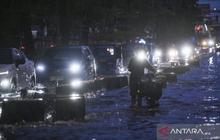 Banjir Jakarta Utara: Empat RT dan Belasan Ruas Jalan Masih Terendam Hingga Minggu Malam