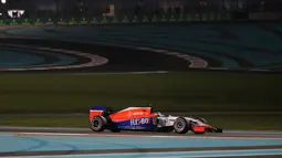 Pembalap Inggris, Will Stevens dari F1 Team  Manor saat sesi latihan di Abu Dhabi 27 November 2015. Tim Manor melakukan debutnya di F1 pada musim 2010. Kala itu Manor terdaftar dengan Virgin Racing sesuai sponsor yang dibawa.  (AFP PHOTO / KARIM SAHIB)
