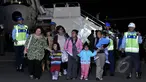 Sejumlah WNI yang selamat dari gempa Nepal tiba di Lanud Halim Perdana Kusuma, Jakarta, Rabu (6/5/2015). Sebanyak 26 WNI beserta relawan dan tim evakuasi tiba dengan pesawat Boeing 737-400 milik TNI AU. (Liputan6.com/Johan Tallo)