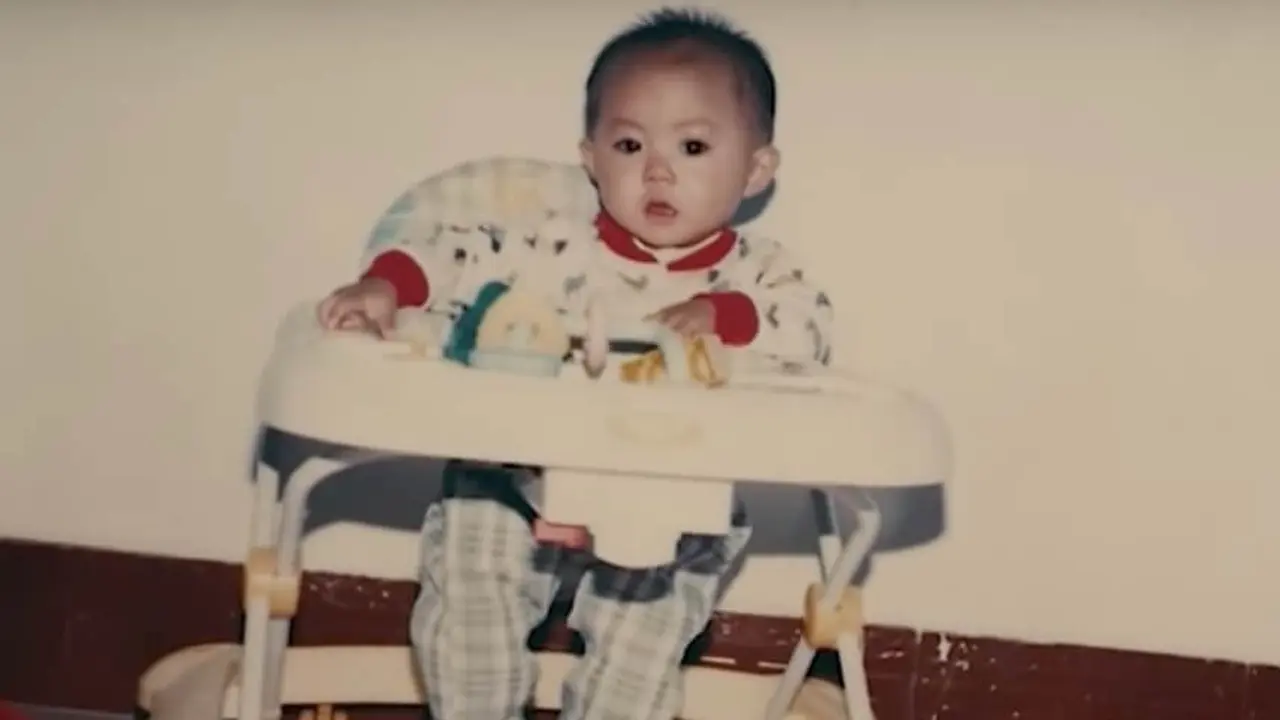 [Bintang] Dibuang dalam Kardus, Bayi Ini Sekarang Jadi Orang Terkenal