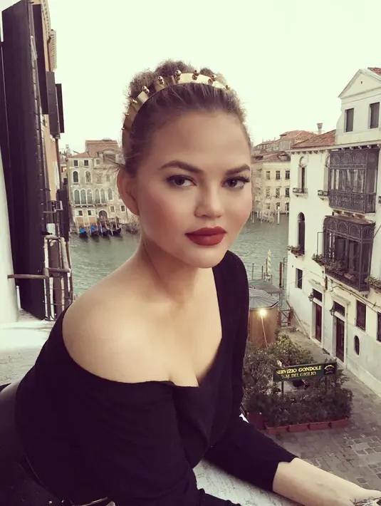 Chrissy Teigen berikan beasiswa untuk Mercedes Edney sehingga ia bisa belajar di sekolah kecantikan. (instagram/chrissyteigen)