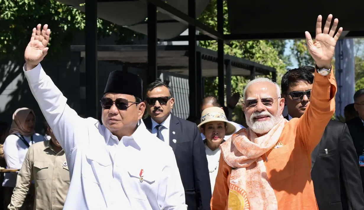 Presiden Prabowo Subianto bersama Perdana Menteri India Narendra Modi melambaikan tangan usai mengunjungi Candi Prambanan di Yogyakarta, Indonesia, Rabu, 8 Juli 2026. (AP/ Sekretariat Presiden Indonesia/ Rusman)