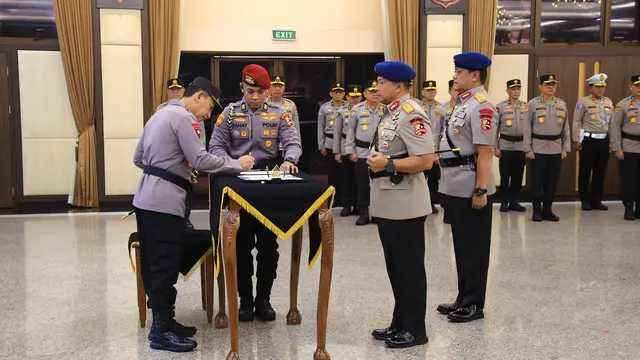 Upacara serah terima jabatan (sertijab) jabatan Kepala Badan Intelijen dan Keamanan (Kabaintelkam) serta Komandan Korps Brimob (Dankor Brimob) Polri di Rupatama Mabes Polri, Selasa (30/9/2025).