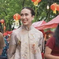 Kreasi batik Widi Wardhana dalam balutan batik dengan siluet yang beragam, anti membosankan. [Foto: Instagram/ Widi Wardhana]