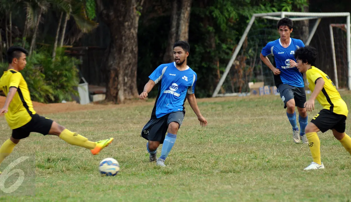 Pemain sayap PBR, Riyandi Angki (kedua kiri) berusaha melewati pemain Villa 2000 saat uji coba di Lapangan ISCI, Ciputat, Tangerang, Kamis (5/11/2015). Laga ini persiapan PBR menghadapi turnamen Piala Jenderal Sudirman. (Liputan6.com/Helmi Fithriansyah) 
