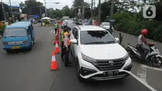 Petugas gabungan menghentikan pengendara mobil yang hendak menuju Puncak di Simpang Gadog, Bogor, Kamis (24/12/2020). Polisi bakal menutup jalur Puncak guna mengantisipasi lonjakan volume kendaraan dan penyebaran Covid-19 seiring peringatan malam tahun baru. (merdeka.com/Arie Basuki)
