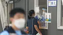 Pekerja medis yang mengenakan alat pelindung di sebuah bilik mengambil sampel wanita selama pengujian COVID-19 di tempat pengujian virus corona di Seoul, Korea Selatan, Rabu (1/9/2021). Korea Selatan pada hari Rabu melaporkan lebih dari 2.000 kasus virus corona baru. (AP Photo/Ahn Young-joon)