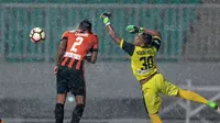 Kiper Perseru Serui, Hendra Molle membuang bola saat melawan PS TNI pada lanjutan Liga 1 2017 di Stadion Pakansari, Bogor (07/10/2017). PS TNI menang 2-1. (Bola.com/Nicklas Hanoatubun)