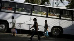 Warga berjalan melintas di depan pasar bus 'Sacolao' di Santa Teresa di Rio de Janeiro, Brasil, Selasa (7/7/2015). Pasar bus ini menjual sayur dan buah-buahan dengan harga yang terjangkau. (REUTERS/Pilar Olivares)