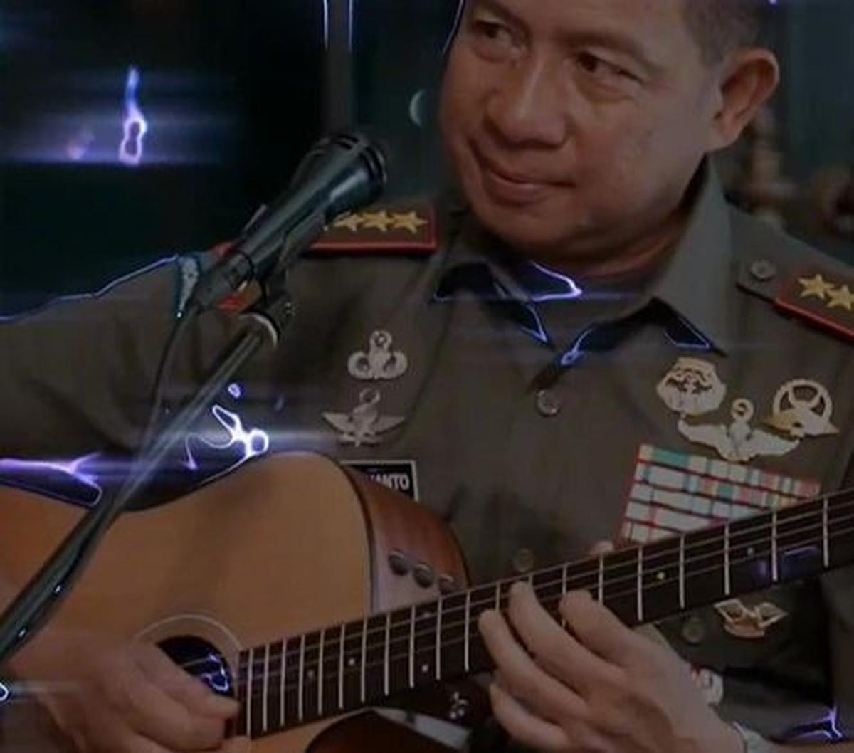 Di Akmil, kegemarannya bermusik itu mendapat saluran khusus. Agus aktif di detasemen musik (Densik) dan kerap tampil di berbagai acara.