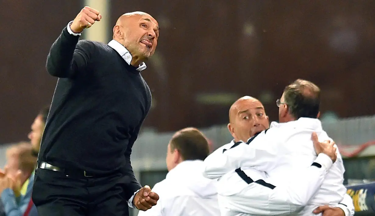 Pelatih AS Roma, Luciano Spalletti, melakukan selebrasi saat pertandingan melawan CFC Genoa pada laga lanjutan Seria A Italia di Stadion Luigi Ferraris, Genoa, (02/05/2016). Luciano Spalletti resmi melatih Inter Milan. (EPA/Simone Arveda)
