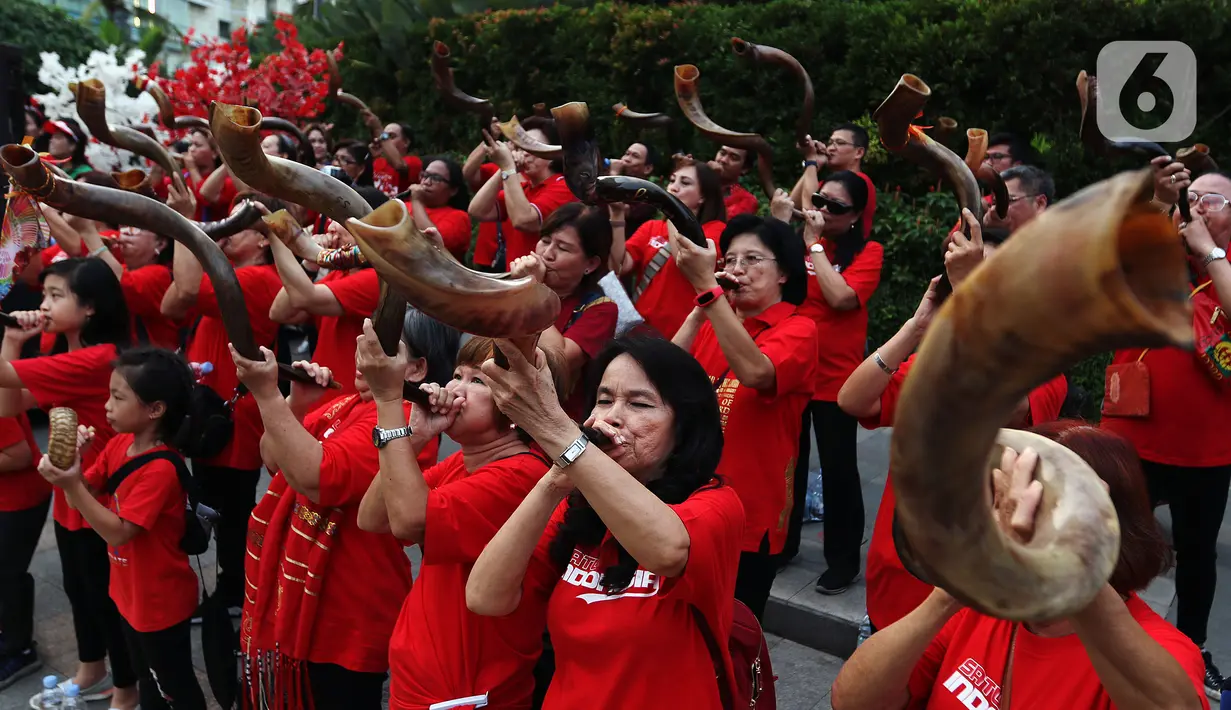 Umat Nasrani memainkan alat musik shofar saat tampil dalam acara Christmas Carol di kawasan Bunderan HI, Jakarta, Jumat (20/12/2019). Alunan alat musik ini menandai hari terakhir perayaan Natal terbuka yang dilaksanakan pada 18-20 Desember 2019 di 11 titik Kota Jakarta. (Liputan6.com/Johan Tallo)