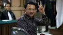 Terdakwa kasus dugaan penistaan agama Basuki Tjahaja Purnama (Ahok) memberikan salam dua jari sebelum dimulainya sidang lanjutan di PN Jakarta Utara, Selasa (26/12). Sidang ini beragenda putusan sela dari majelis hakim. (Liputan6.com/Bagus Indahono/Pool)